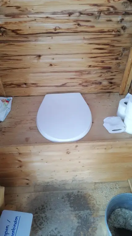 Innenansicht der Komposttoilette, Wände und Boden aus Holz