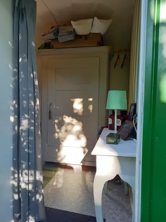 Blick zur geöffneten Tür, links ein Schrank, rechts eine Lampe