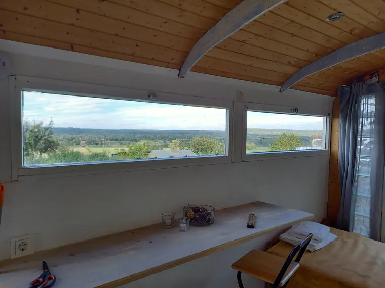 Langes Fensterband über einer durchgehenden Arbeitsplatte, Blick übers Land