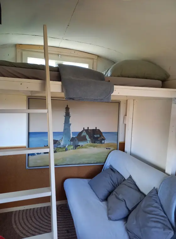 Blick auf das Hochbett und die Leiter im Bauwagen