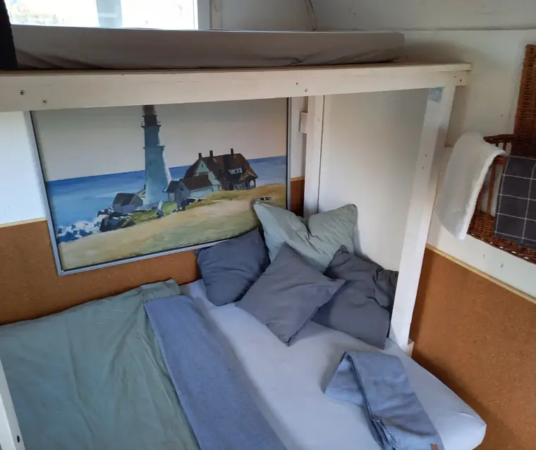 Ausgezogene Couch als breites Bett für zwei Personen