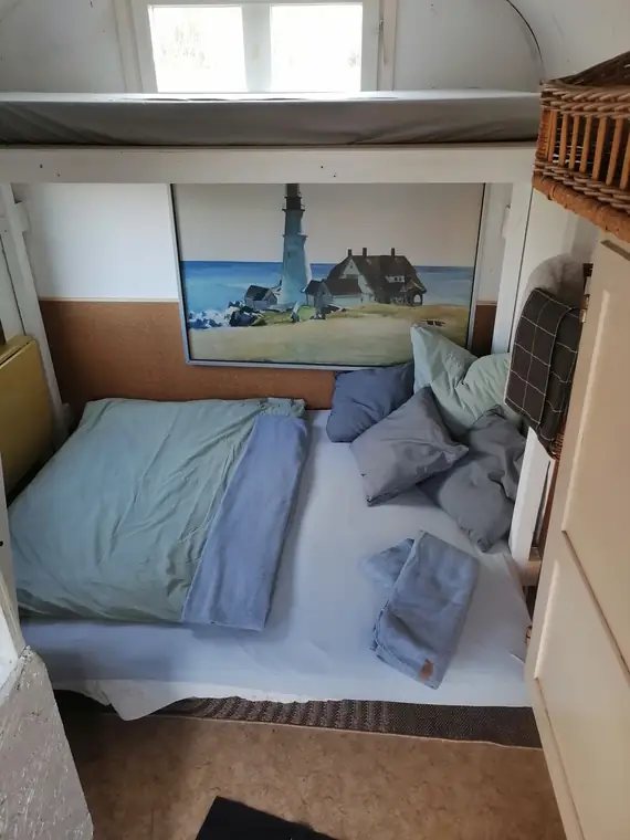 Bett neben dem Einbauschrank im Bauwagen