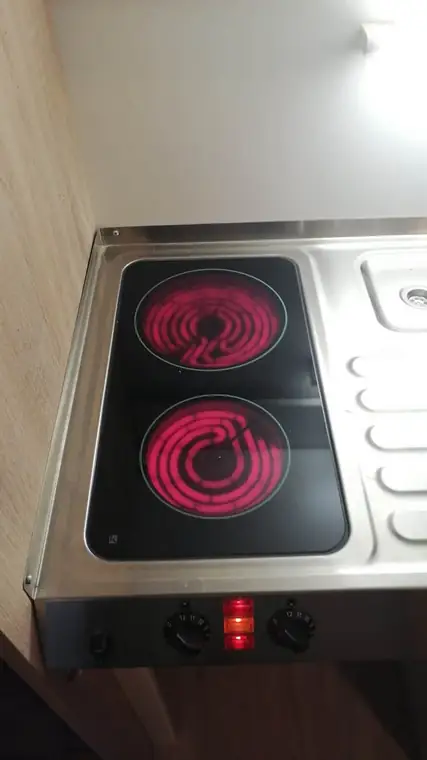 Zwei eingeschaltete Kochplatten eines kleinen Elektrokochfelds